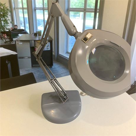 Luxo illuminated Articulating Magnifier Desktop Lamp W/Magnifying Lens