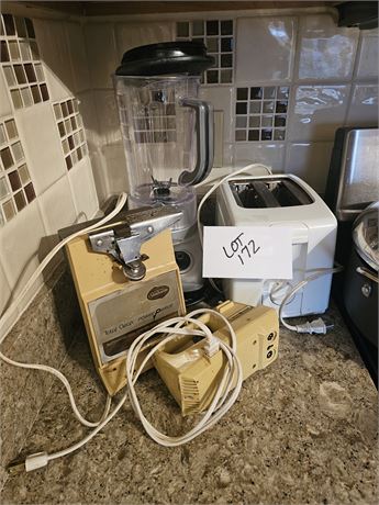 Small Kitchen Appliance Lot:Kitchen Aid Blender/Sunbeam Can Opener/Toaster&More