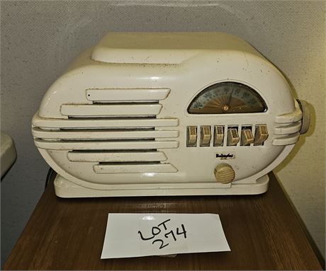 Antique Belmont Radio Model 6D111 Ser 8 Tube Radio White