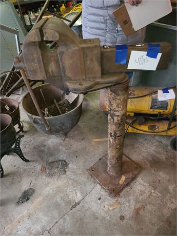 Extra Large Columbian Floor Vise