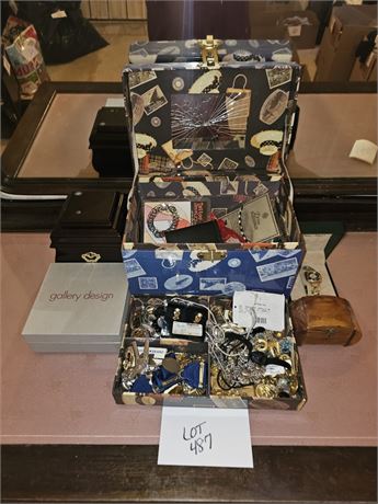 Ladies Mixed Costume Jewelry Lot : Necklaces / Bracelets / Earrings & More
