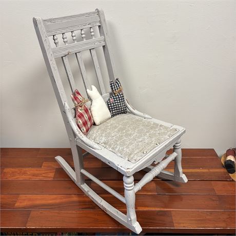 Distressed Antique Rocking Chair with Farmhouse Style Cloth Cats