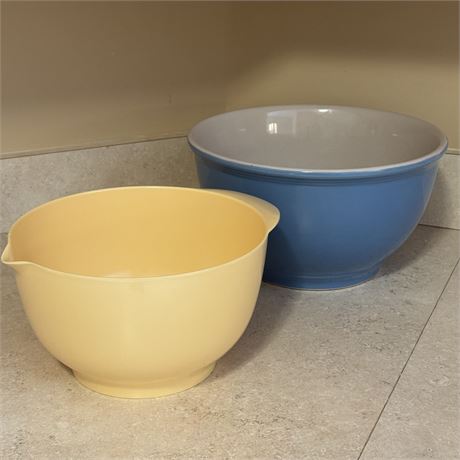 Tag Cornflower Blue Ceramic Mixing Bowl and Plastic Yellow Mix n Pour Bowl