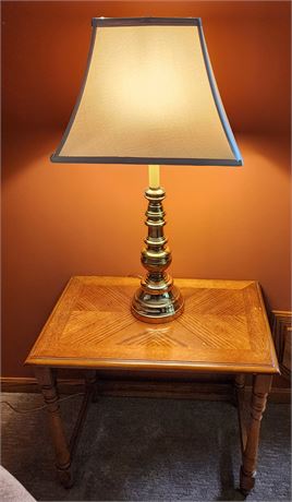 Decorative Endtable w/Brass Lamp