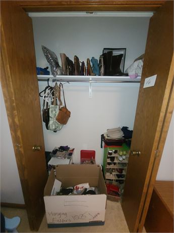 Large Closet Cleanout: Ladies Shoes/Gloves/Slippers/Purses/Umbrellas & Much More