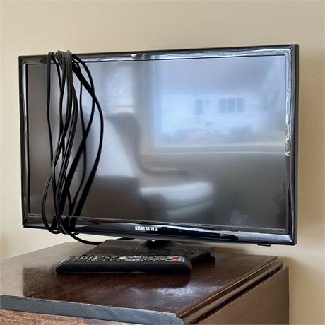 Samsung 24" Flat Screen TV w/ Remote Model: LT24H310SNDXZA