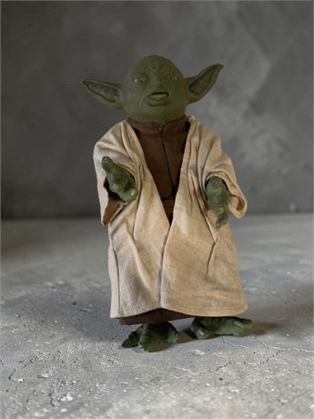 Hasbro Star Wars Jedi Master Yoda Interactive/Animated Action Figure