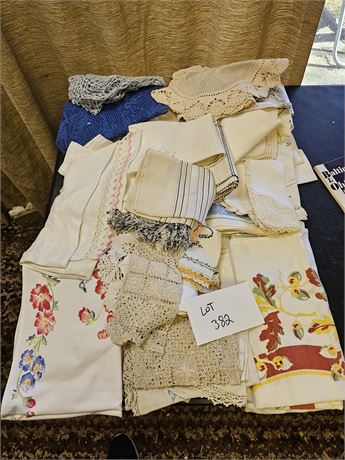 Mixed Linen Lot: Table Cloths / Cloth Napkins / Runners & More