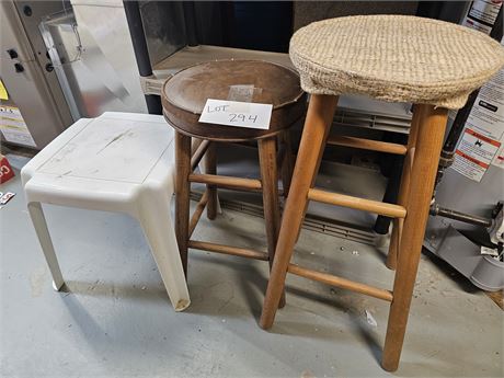 Bar Stools & Outdoor Plastic Table