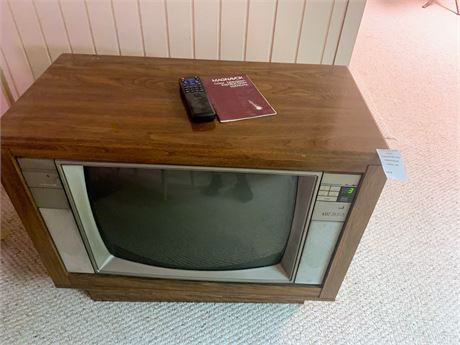 Vintage Magnavox Television TV Set Housed In Wood Console 34 x 17.5 x 28