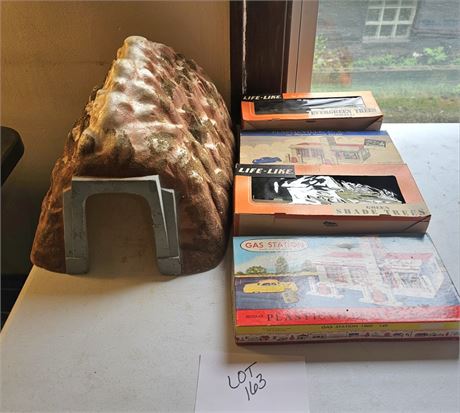Mixed Train Accessories- Plastic Ville, Life-Like & Tunnel