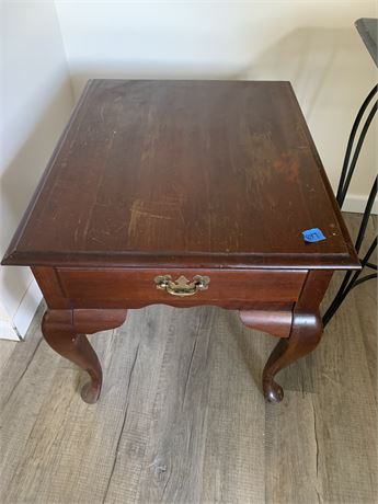 Queen Anne Cherry/Red Wood End Side Or Accent Table