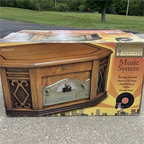 Emerson Heritage Music System - Turntable, CD, AM/FM & Cassette