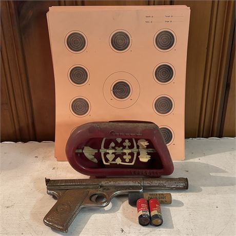 Daisy 118 Targeteer Air Pistol, Pellets and Plastic Target