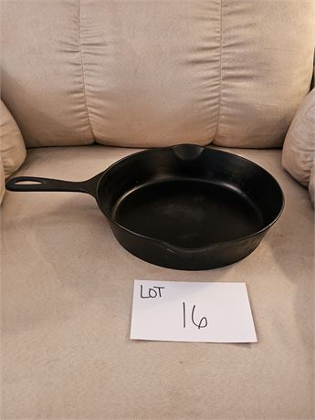 #7 Erie Cast Iron Skillet With Heat Ring