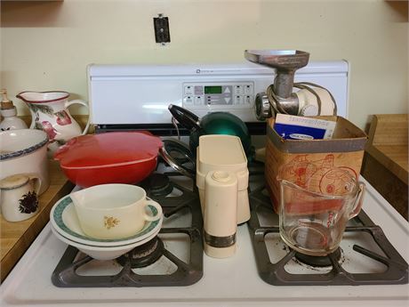 Mixed Kitchen Lot: Hamilton Beach Grinder/Pyrex Bowls/Pyrex Square Lidded & More