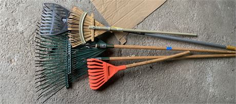 Garden Rake Lot Of 5 Rakes