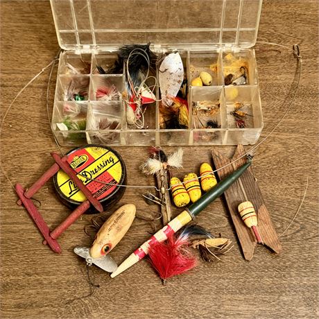 Small Vintage Fishing Lot - Flies, Lures, Floaters