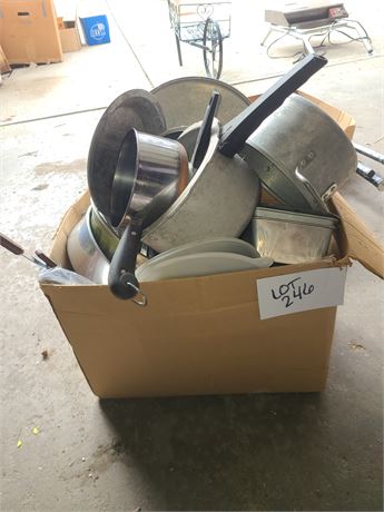 Mixed Kitchen Lot:Pots/Pans/Baking & More