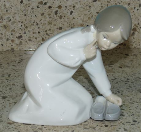 Lladro " Little Girl With Slippers" Figurine