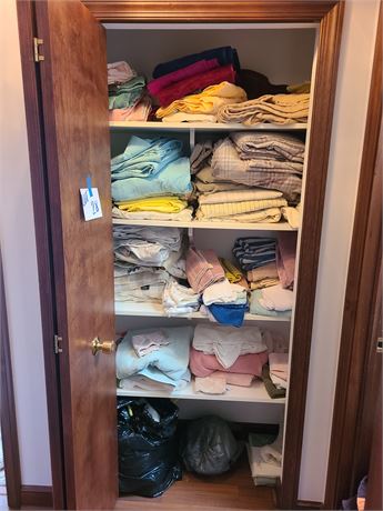 Closet Cleanout:Bath Towels/Hand Towels/Wash Cloths/Mixed Size Sheets & More