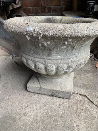 Vintage Traditional Cast Concrete Outdoor Garden Flower Planter Or Urn