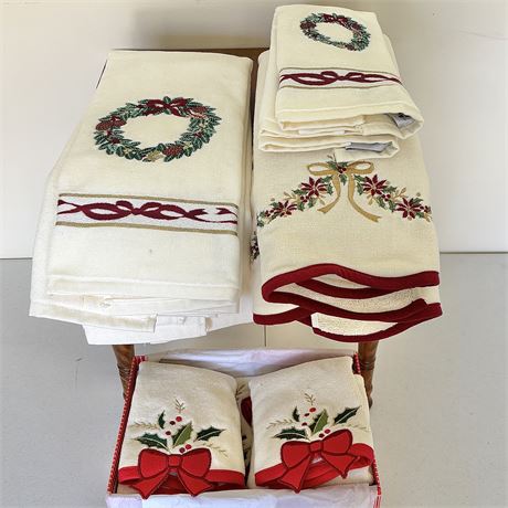 Like New Holiday Bathroom Towel Set