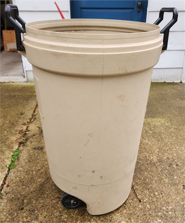 Rubbermaid Trash Can