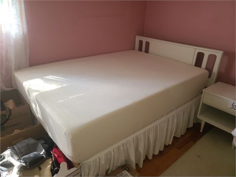 White Wood Full Size Bed & Mattress