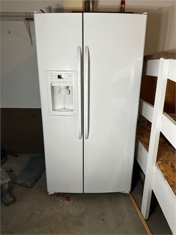 GE Side By Side Refrigerator And Freezer with Ice Maker