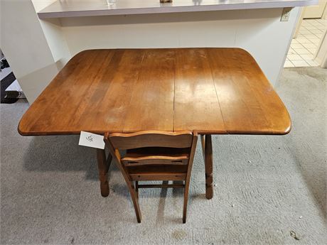 Nellian Quincy Manf. Co. Solid Wood Dining Table & Chairs