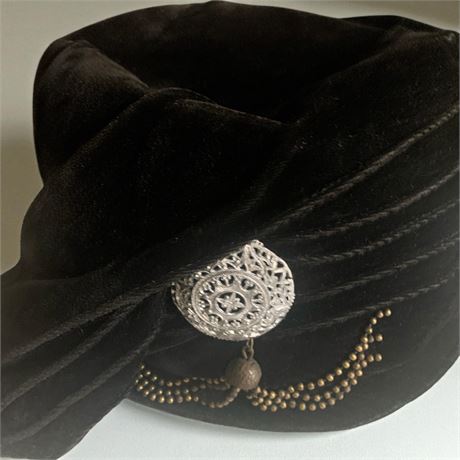Fine Millinary 1920s Black Velvet Ladys Pagri/Turban W/Decorative Brooch