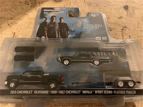 Greelight Hollywood 2015 Chevrolet Silverado 1500 Diecast Car W/Flatbed