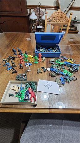 Vintage Plastic Toy Soldiers Mixed Sizes