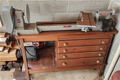 Delta Mfg. Co./Rockwell Intl. Wood Lathe (Stand included)