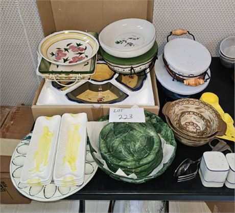 Large Mixed Kitchen Lot: Cob Holders/Bakeware/Salad Set/Trays & More