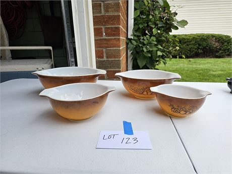 Old Orchard Pyrex Handled Nesting / Mixing Bowls