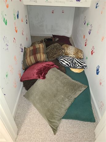 Closet Cleanout: Large Mixed Throw Pillow Lot : Different Styles / Sizes & Color