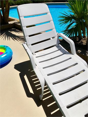 Adjustable White Plastic Patio Lounge Chair