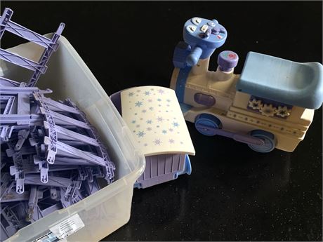 Disney Frozen 2 6-Volt Powered Train Toy, Detachable Storage Caboose & Tracks
