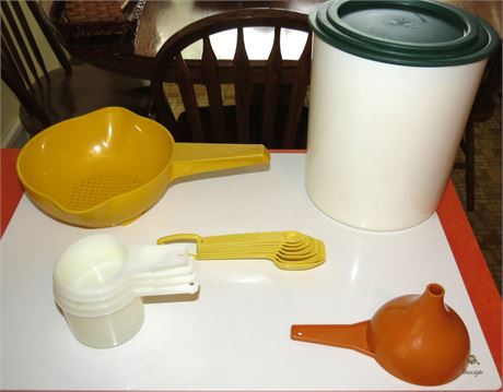 Assorted Tupperware