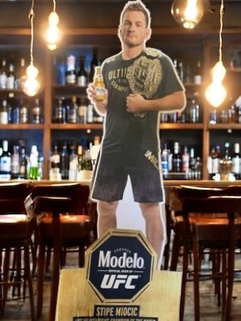 Modela UFC Cardboard Cut Out - Champ Fighter Stipe Miocic