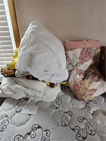 Mixed Blanket Lot: Queen Blankets / Mattress Covers & More