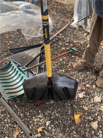 Power Grip Plastic Snow Shovel