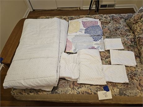 Bedding Lot: Full Size Quilt / Sheets / Pillow Cases & More