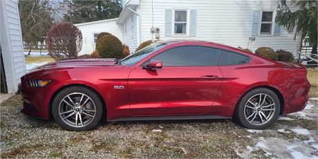 2017 Ford Mustang GT Coupe - 11K Miles! 6-Speed Manual / 5.0 V8 Engine RWD