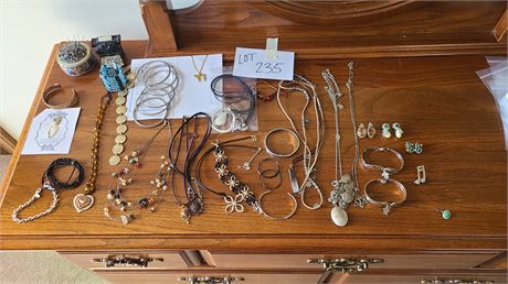 Mixed Lot of Costume Jewelry:Earring's / Necklaces & More