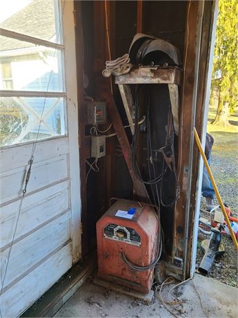 Lincoln Electric AC 225Amp Arc Welder & Face Shields