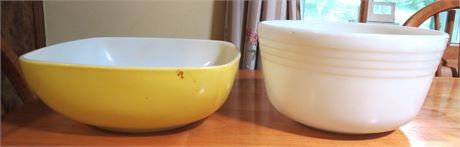 2 vintage Pyrex Bowls