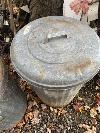 Vintage 25 Gallon Galvanized Trash/Storage Can with Lid